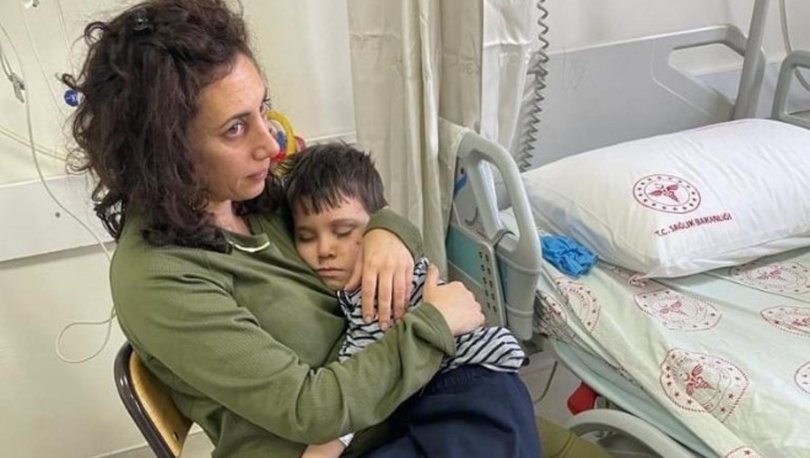 İsrailli hemşire, annesinden ayrı olan Aras'ı sarılarak uyuttu